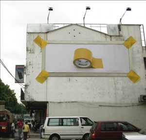 Auch im Digitaldruck realisierbar: Outdoor Plakate in XXL. Klebekraft überzeugend präsentiert.