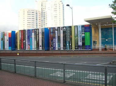 cardiff-library Outdoor Bücherregal in Großschrift ;-)