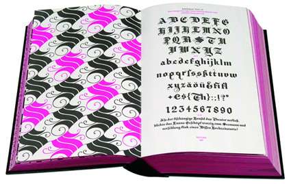 Fraktur-„Bibel” in schwarz und pink