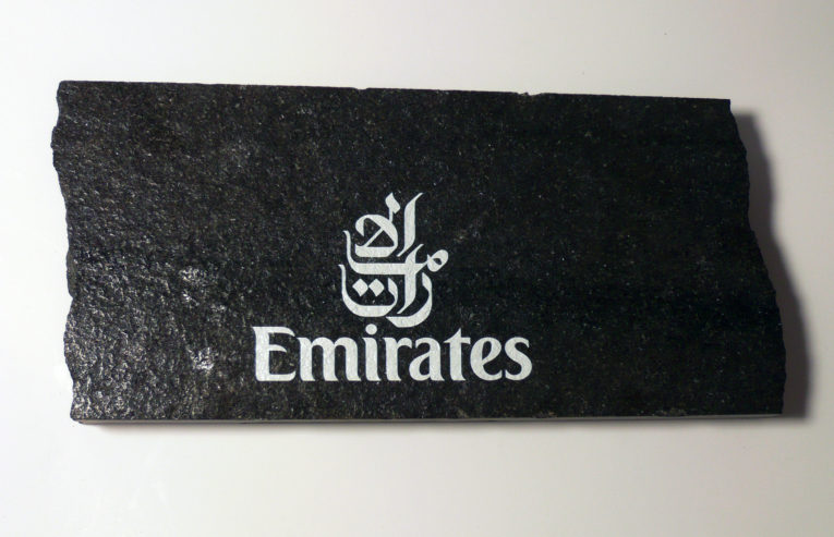 Emirates-Logo-auf-Granit