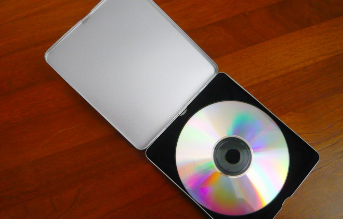 Metalldose in geöffnetem Zustand, mit CD