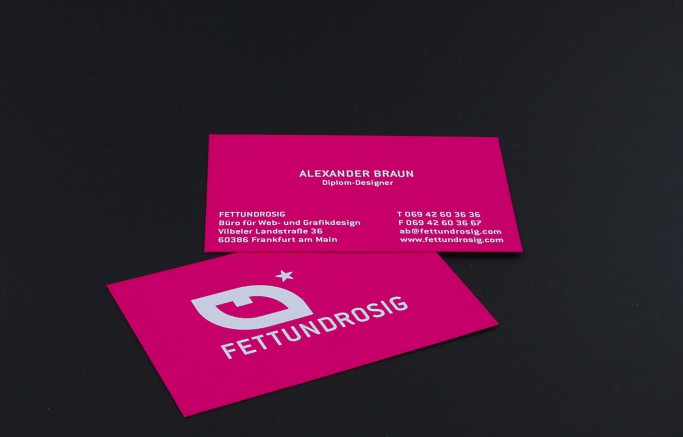 Visitenkarte in Pink: Digitaler Siebdruck in weiß auf Curious Skin Karton, pinkfarben