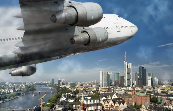 Flugzeug über der Stadt Frankfurt