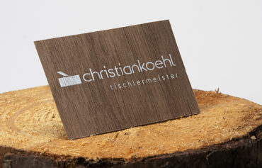 Visitenkarte aus Microwood Holzfurnier, digitaler Siebdruck in weiß