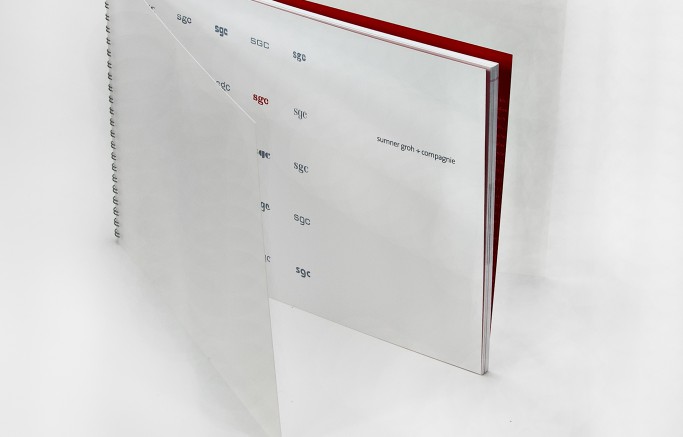 Broschüre mit silberner Wire-O-BIndung, Deckel und Rücken aus Priplak, 0,8 mm stark