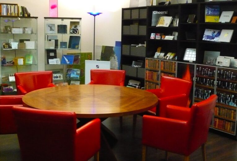 Showroom runder Tisch