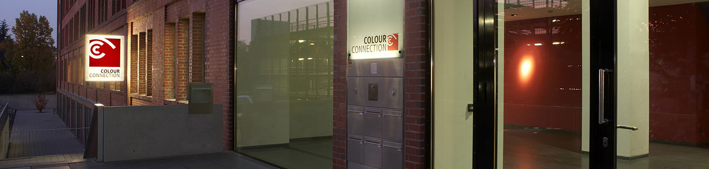 Colour Connection - Eingang bei Nacht