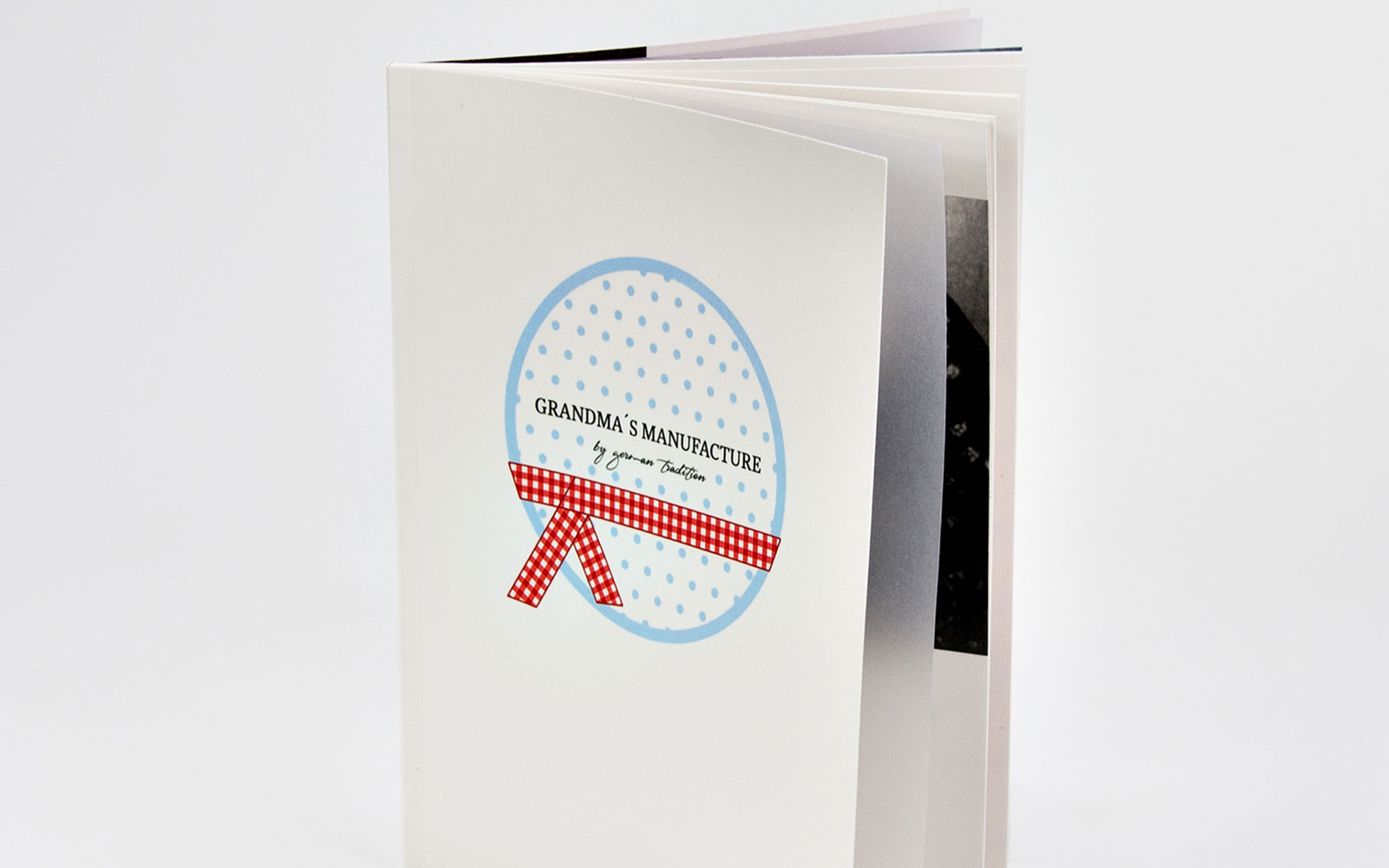 Softcover-Buch mit eingeklebter Transparantseite