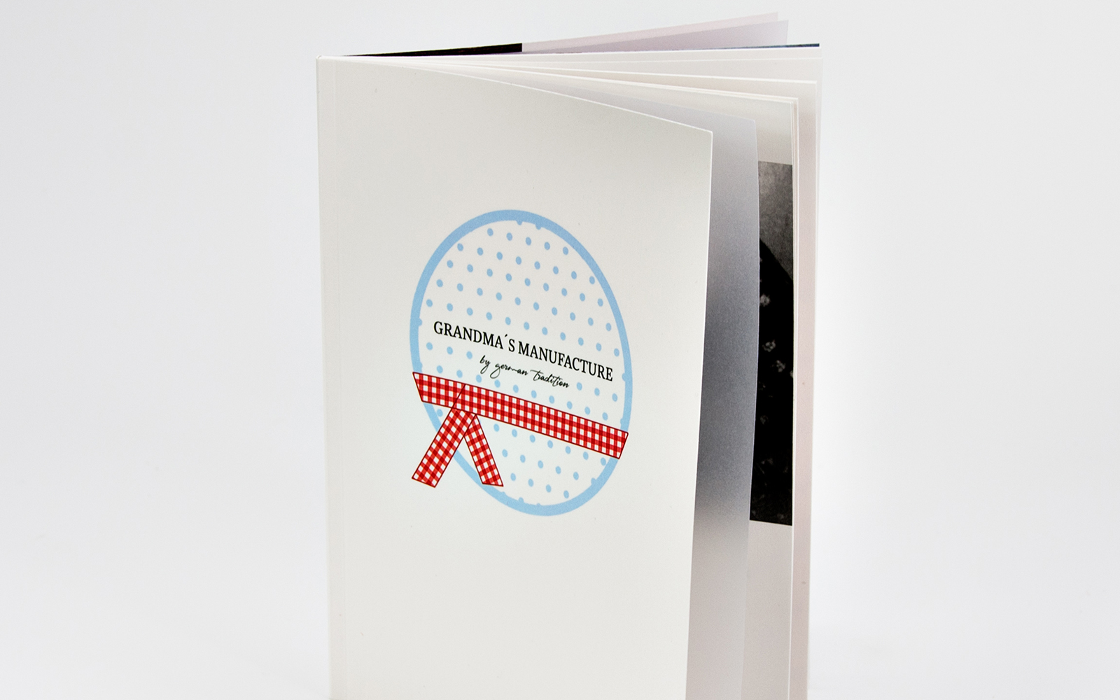 Softcover Buch mit eingeklebter Transparentseite