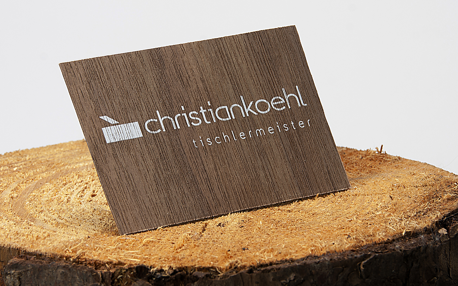 Visitenkarte dunkles Holzfurnier mit Weissdruck