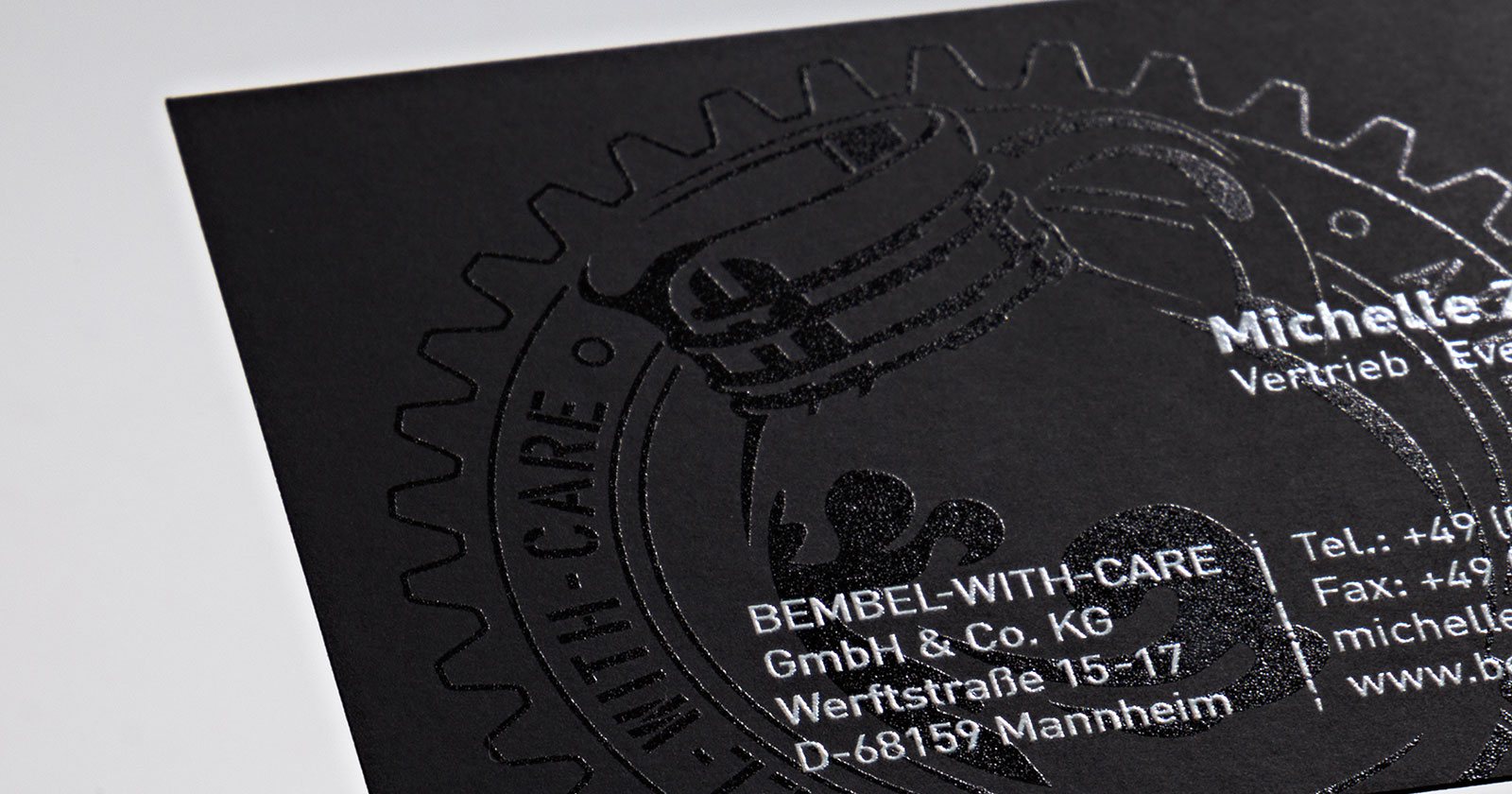 Schwarze Visitenkarten – Sehr cool und digital: Schwarze Visitenkarte mit Hochglanzschwarz und Reliefweiß