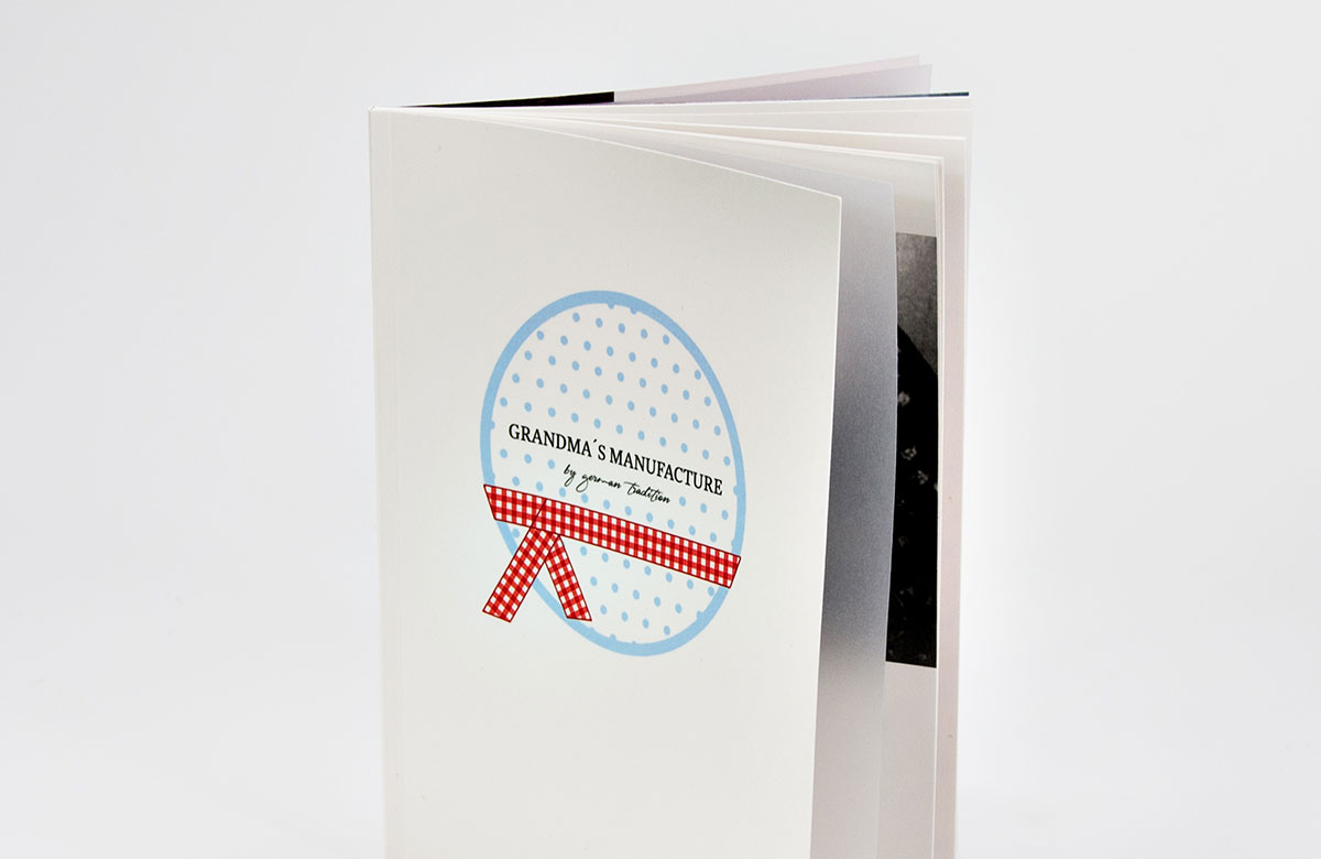 Booklet mit einem Einkleber aus Transparentpapier
