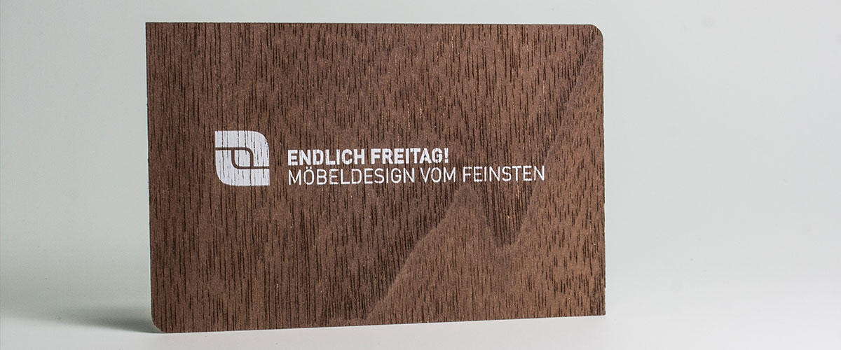Visitenkarte aus Holz mit abgerundeten Ecken